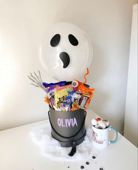 Spooky Box Ideas, Halloween Treat Baskets, Balloons Design, Boo Baskets, Halloween Gift Baskets, Halloween Balloon, Treat Basket, Halloween Baskets, Chocolate Hampers