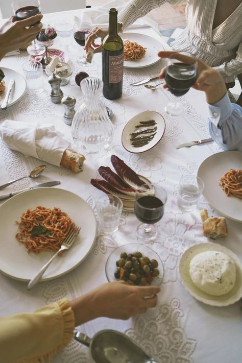 How to Throw an Italian Dinner Party Pasta Night Table Setting, Italian Dinner Table Setting, Italian Pasta Dinner Party, Tablescape Dinner Party, Dinner Hosting Ideas Food, Italian Summer Dinner Party Aesthetic, Italian Table Scape, Authentic Italian Recipes Pasta, Italian Dinner Table Setting Ideas