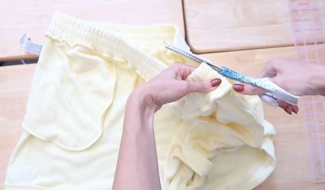 How To Take In Shorts That Are Too Big, Making Jean Shorts, Weather Crafts, Big Shorts, Shorts Tutorial, Clothes Life Hacks, Diy Shorts, Baggy Shorts, Elastic Shorts