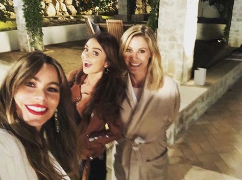 Modern Family on Instagram: “When you have a ladies night out 🙌📷: @sofiavergara #ModernFamily #FridayFeeling” Madison Pettis, Julie Bowen, Casting Pics, Escape Reality, Family Funny, Family Doctors, Sofia Vergara, Tv Girls, Ladies Night