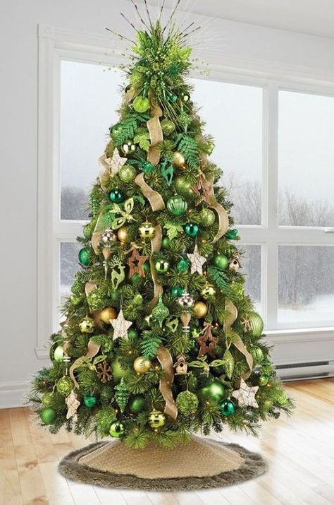 Patone 2017 Color Of The Year--Greenery Champagne Christmas Tree, Christmas Tree Colour Scheme, Green Christmas Decorations, Green Christmas Tree Decorations, Pantone 2020, Irish Christmas, Silver Christmas Decorations, Classic Christmas Tree, Christmas Decor Inspiration