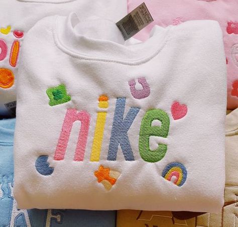 Nike Sweatshirts Diy, Outfit Photoshoot Ideas, Friendship Gifts Diy, Embroider Ideas, Outfit Photoshoot, Custom Crewneck, Vintage Nike Sweatshirt, Cute Nike Outfits, Embroidery Hoodie