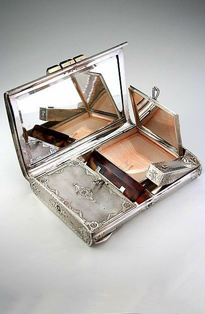 Antique Makeup Compacts, Birthday Present Ideas For Best Friend, Present Ideas For Best Friend, Wine Gift Wrap, Vintage Makeup Products, Unique Gift Wrapping Christmas, Unique Wrapping Ideas, Pretty Gift Wrapping, Compact Vanity