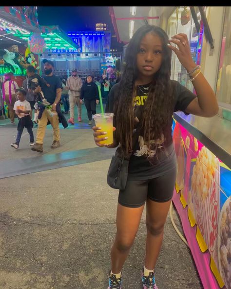 Fair Outfit Ideas Carnival Baddie, Carnival Fair Outfit Black Women, Fair Outfit Ideas Carnival Black Women, Fair Pictures Black Women, Fair Outfits Carnival Aesthetic, Fall Fair Outfit Ideas Carnival, Fall Carnival Outfits, Carnival Date Outfit, Fun Fair Outfit