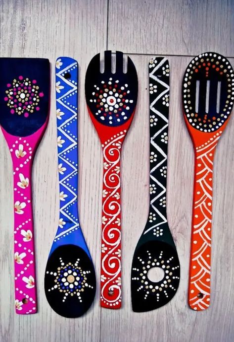 Wooden Spoon Art Wall Decor, Paint Wooden Spoons, Wooden Spoon Crafts Decoration, Decorating Wooden Spoons, Wooden Spoon Painting Ideas, Painting On Wooden Spoon, Wooden Painting Ideas Wall Art, Painted Spoons Wooden Kitchen Art, Spoon Painting Ideas