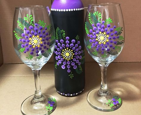 Paint Wine Glasses, Wine Glass Painting, Diy Wine Glasses Painted, Glass Paint Markers, Wine Glass Designs, Hand Painted Wine Bottles, Diy Wine Glasses, Decorated Wine Glasses, Glass Painting Designs