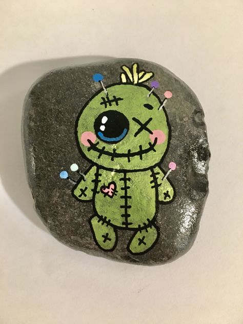 Zombie Rock Painting, Painted Rocks Monsters, Spooky Rock Painting, Zombie Painted Rocks, Monster Rocks Painted, Scary Rock Painting, Stone Paintings, Happy Rock, Diy Rock Art