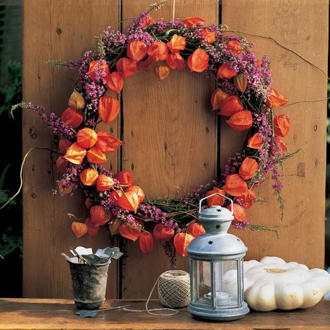 Couronne de branches de bruyère et de physalis orange pour halloween Décoration Table Halloween, Color Duos, Colorful Centerpieces, Bricolage Halloween, Fall Table Centerpieces, Colorful Wreath, Fall Flower Arrangements, Eco Friendly Christmas, Deco Nature