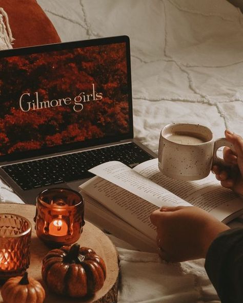 Bookish Fall Aesthetic, Autumn Movie Aesthetic, Fall Aesthetic Movie, Cosy Fall Aesthetic, Fall Movie Aesthetic, Fall Aesthetic Vibes, Autumn Hobbies, Gilmore Fall Aesthetic, Movie Time Aesthetic