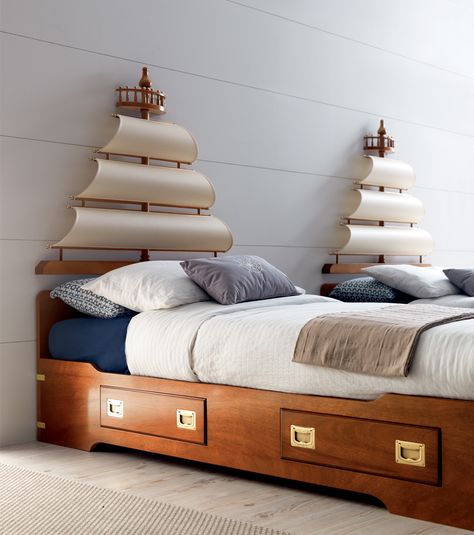 Sailor Bed - 4 ideas for styling a sail bed - Caroti Design Mag Wooden Bedroom Set, Boys Bedroom Sets, Guest Bedroom Design, Wooden Bedroom, Toddler Boys Room, Kids Bedroom Sets, Girls Play, Kids Room Design, Kids Bedroom Decor