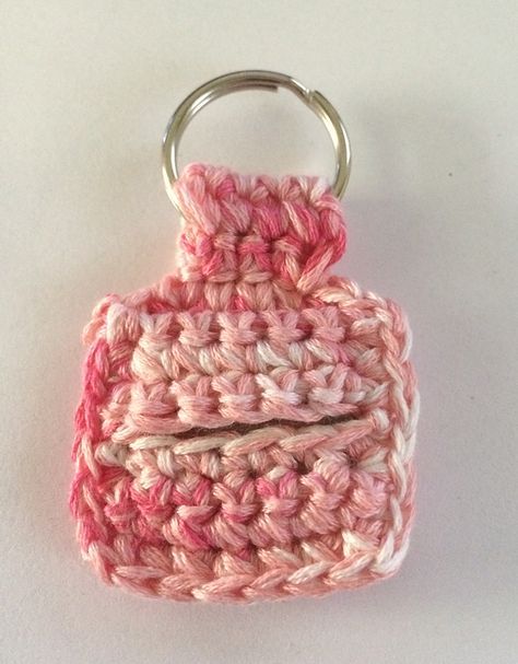 Diy Crochet Ornaments, Crochet Keychains, Crochet Bracelet Pattern, Crochet Ornament Patterns, Crochet Beaded Bracelets, Crochet Keychain Pattern, Easy Crochet Projects, Crochet Dragon, Crochet Ornaments