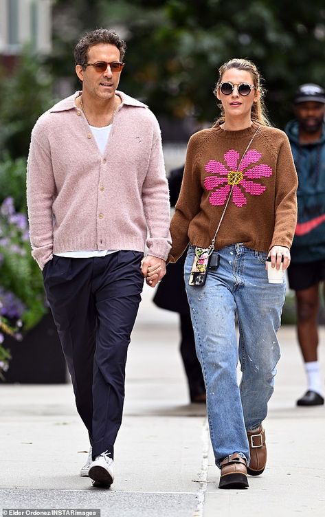 Blake Lively and Ryan Reynolds walk hand-in-hand in New York City Blake Lively Outfits, Blake Lively And Ryan Reynolds, Blake Lively Ryan Reynolds, Blake Lively Style, Diddy Combs, 90 Day Fiance, Anna Wintour, Eva Longoria, Janet Jackson