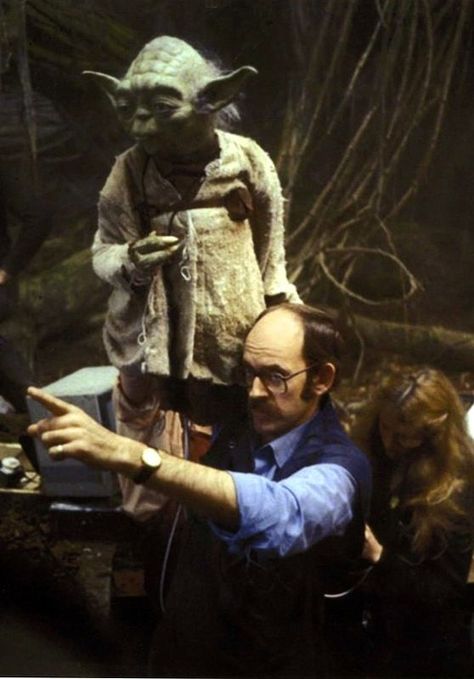 Yoda behind the scenes photo Wendy Froud, Frank Oz, Ralph Mcquarrie, Star Wars Trilogy, Empire Strikes Back, Original Trilogy, George Lucas, Star Wars Pictures, The Empire Strikes Back