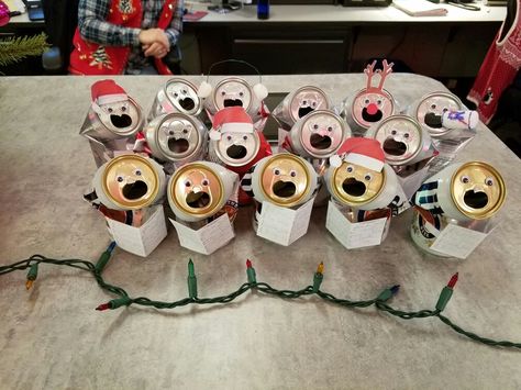 Beer can choir Beer Christmas Ornaments Diy, Beer Themed Christmas Decorations, Beer Christmas Decorations, Beer Can Christmas Tree, Beer Reindeer, Soda Can Crafts, Christmas Beer, Beer Theme, Xmas Deco