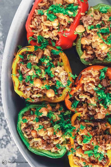 Mediterranean Stuffed Peppers, Pepper Recipes Healthy, Greek Stuffed Peppers, Vegetarian Stuffed Peppers, Mediterranean Diet Recipes Dinners, The Mediterranean Dish, Spiced Beef, Easy Mediterranean Diet Recipes, Bell Pepper Recipes