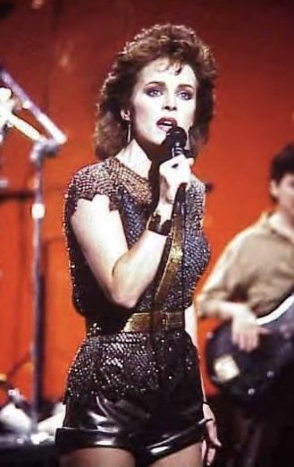 90s Music Playlist, Love Is A Battlefield, Sheena Easton, Alpha Girl, Pat Benatar, Cute Short Haircuts, Women Of Rock, 1980's Fashion, Singing Career