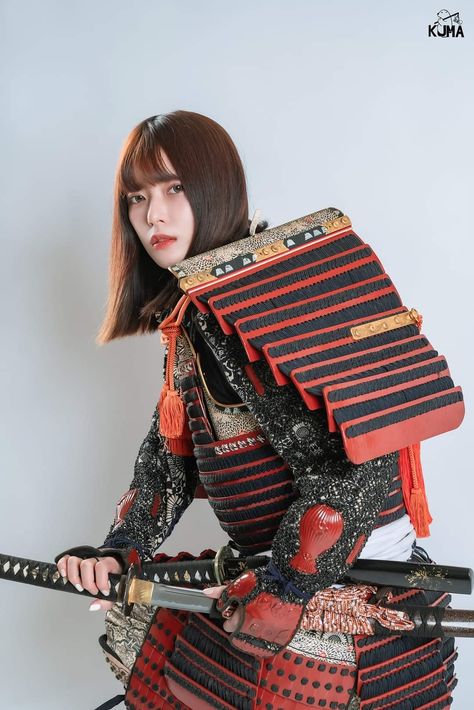 Samurai Armor Design, Samurai Pose, Onna Musha, Samurai Reference, Medieval Japanese, Japanese Armor, Chinese Armor, Female Samurai, Samurai Artwork