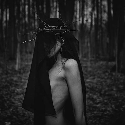 Witch Photos, Horror Photography, Gothic Photography, Horror Photos, Dark Beauty Photography, Photographie Portrait Inspiration, Fantasy Photography, Halloween Photoshoot, Photoshoot Themes