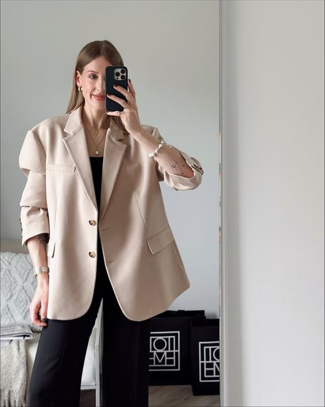 Vanilla Blazer Outfit, Taupe Blazer Outfit, Cream Blazer Outfits For Women, Blazer Outfit Casual, Cream Blazer Outfit, Blazer Outfits Street Style, Beige Blazer Outfit, R Necklace, Outfit Beige