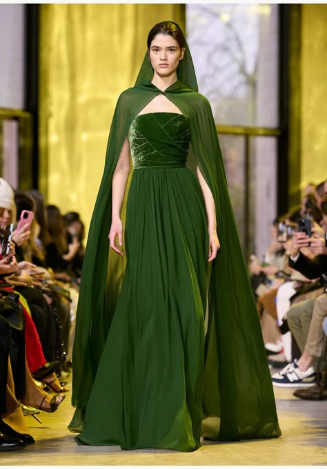 Elie Saab Fall 2023, Ellie Saab, Elie Saab Fall, Elegante Y Chic, Sarah Burton, Green Gown, Velvet Gown, Fantasy Gowns, Fantasy Dress