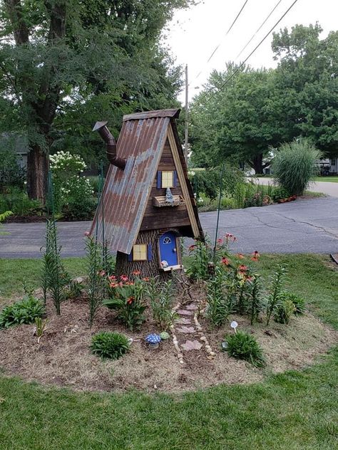 Tree Gnome House, Nome Tree Stump House, Gnome House Diy Tree Stump, Fairy Garden On Tree Stump, Fairy Stump House, Gnome Tree House, Stump House Ideas, Fairy House From Tree Stump, Tree Stump Gnome House Ideas