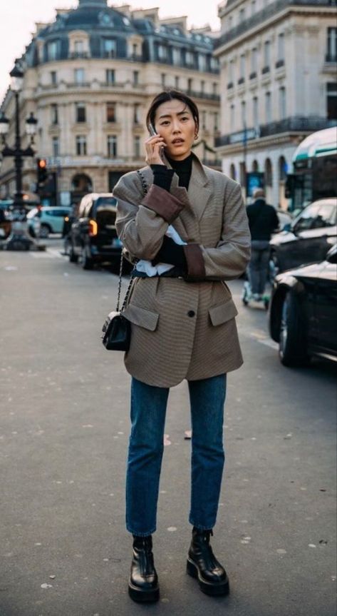 fall street style inspiration : oversized long blazer, black turtleneck, straight leg short denim, black zip up lug sole boots Paris Office Style, Street Style Rome, Longchamp Street Style, Library Outfits Aesthetic, Women Winter Outfit Ideas, Outfits Women Winter, Winter Casual Outfits, Rok Midi, Oversized Blazers