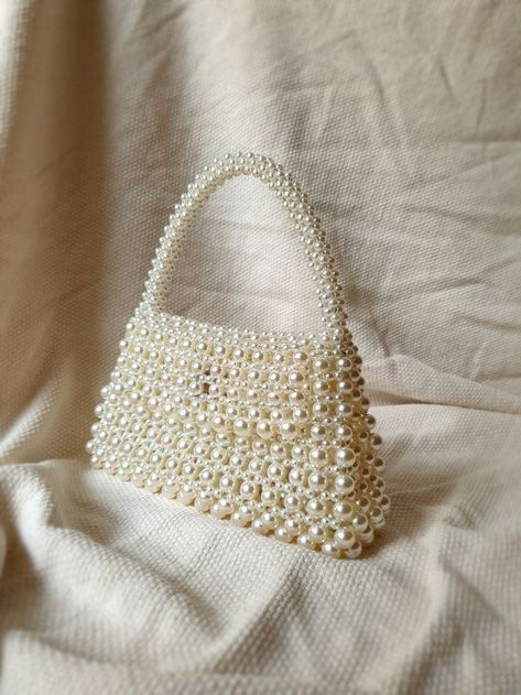 Pearl Bead Bag, Pearl Bags Purses, How To Make Pearl Bag, Bridal Bag For Wedding Day, Pearl Bag Outfit, Beaded Bag Outfit, Pearl Purses, Beads Bags Handmade, Prom Bags