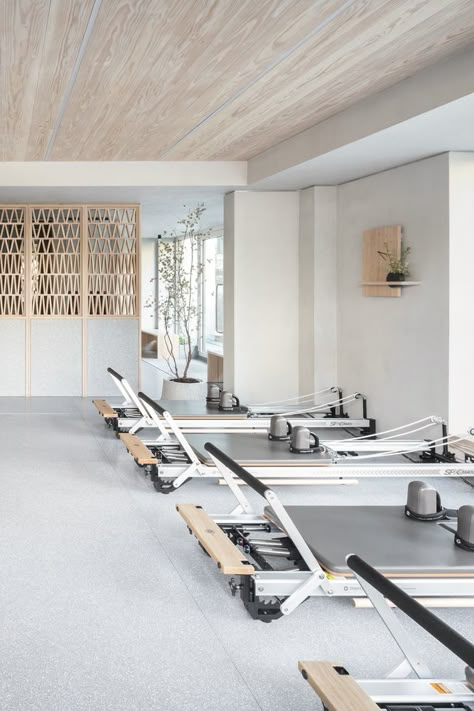 Pilates Studio Flooring, Fitness Interior, Pilates Yoga Studio, Home Pilates Studio, Pilates Room, Barre Studio, Studio Pilates, Yoga Studio Design, Pilates Gym