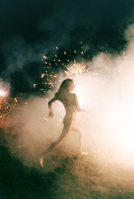 I want this as a gif, and I would loop a few bars of the chorus from The Boss's "I'm On Fire" to it. Because. ~ c. Ryan McGinley Ryan Mcginley, Henn Kim, American Photo, Contemporary Photography, 인물 사진, Young Artist, Image Hd, 그림 그리기, American Art