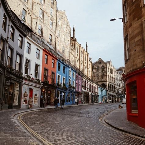 A Guide to Old Town Edinburgh — Hello Ivy & Eve Old Town Edinburgh Scotland, Edinburgh Old Town, Newhaven Edinburgh, Old Town Edinburgh, Creepy History, Scottish Dishes, Halfway House, Italian Street, Edinburgh Castle