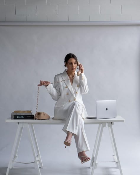 Studio Personal Branding Photography, Lifestyle Photography Women Fashion Editorial, Business Chic Photoshoot, Minimalist Business Photoshoot, Office Wear Photoshoot Women, Working Women Photoshoot, Photo Shoot Business Woman, Business Women Photoshoot Ideas, Luxury Business Photoshoot