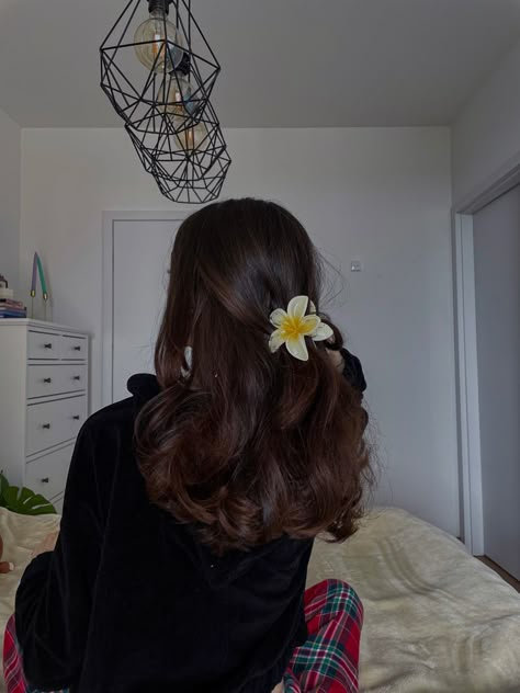 Aesthetic Hair Clips, Claw Clips Hairstyles, Hairstyles Flowers, It Girl Hair, Hair Clips Hairstyles, Hair Clips Aesthetic, Clips Hairstyles, Flower Claw Clips, Claw Clip Hairstyles