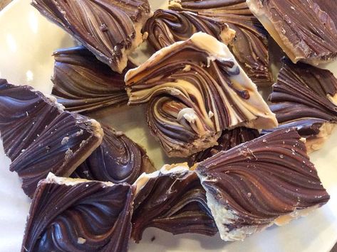 Peanut Butter Chocolate Bark Peanut Butter Bark Recipes, Peanut Butter Chocolate Bark, Peanut Butter Fudge Cake, Salted Caramel Pretzel Bark, Caramel Pretzel Bark, Peanut Butter Bark, Peanut Butter Dessert Recipes, Salted Caramel Pretzels, Chocolate Peanut Butter Desserts