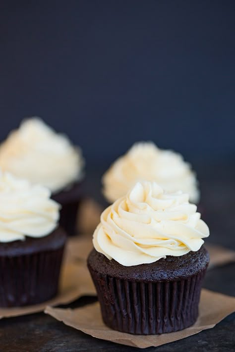 Four chocolate cupcakes with vanilla frosting on butcher paper squares. Frost Cupcakes, Easy Vanilla Cupcakes, Vanilla Bean Frosting, Cupcakes Decorados, Vanilla Buttercream Frosting, Buttercream Frosting Recipe, Vanilla Icing, Buttercream Recipe, Frosting Recipe