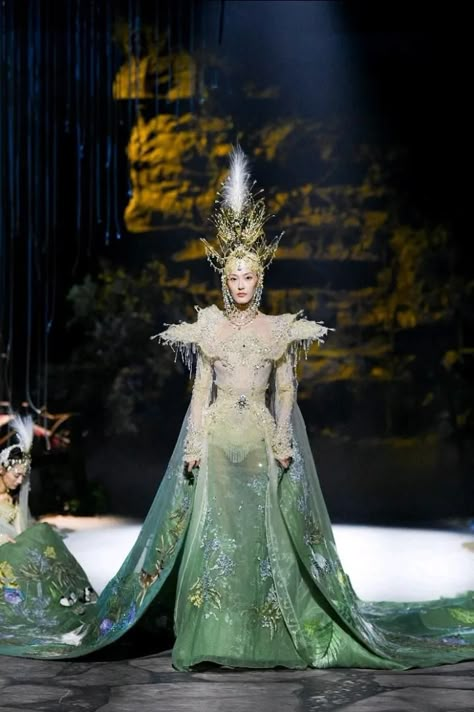 (Heaven Gaia) 2022 spring and summer high-end ready-to-wear - iNEWS Runway Music, Heaven Gaia, China Fashion Week, Fashion Design Sewing, Dream Costume, Guo Pei, Idol Fashion, Elle Magazine, Fantasy Movies