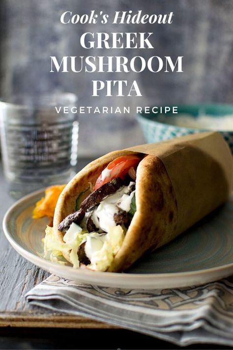 Pita Sandwich, Sandwich Vegetarian, Pita Sandwiches, International Dishes, Vegetarian Foods, Vegetarian Sandwich, Roasted Mushrooms, Vegetarian Recipe, Yogurt Sauce