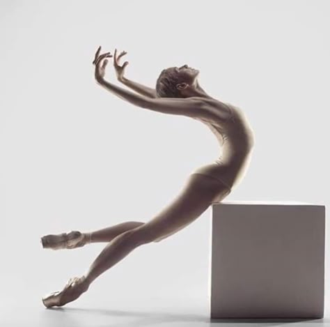 Ballet Photography Poses, Body In Motion, Ballerina Poses, Dance Artwork, Gesture Drawing Poses, Ballet Dance Photography, Dance Picture Poses, Life Drawing Reference, Dance Photography Poses