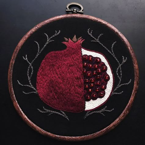 Pomegranate Art, Sewing Embroidery Designs, Hand Embroidery Art, Hand Embroidery Stitches, Needle Art, Embroidery Inspiration, Hand Embroidery Designs, Diy Embroidery, Hoop Art