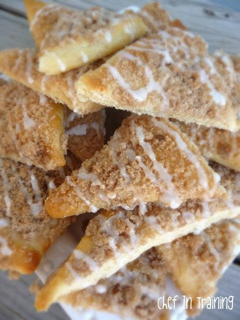 Sugar Crumb Crispy from chef-in-training.com ...This recipe is SO easy and delicious! From start to finish takes 20 minutes, including clean up! Breakfast Sweets, Dessert Pizza, Christmas Breakfast, Köstliche Desserts, Easter Brunch, Crescent Rolls, Yummy Sweets, How Sweet Eats, Food Stuff