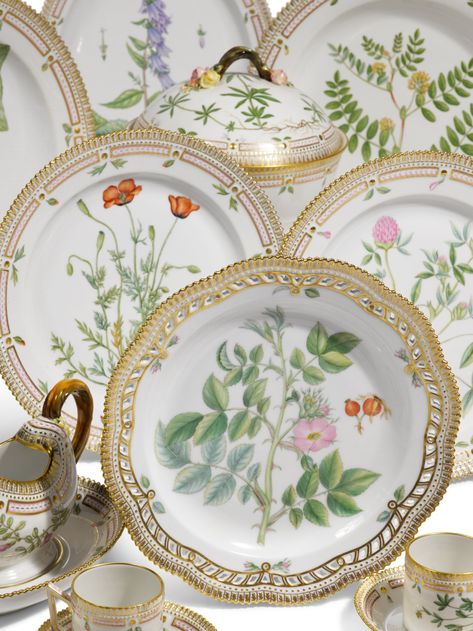 Flora Danica Royal Copenhagen, Royal Copenhagen China, Fairytale Decor, Antique French Country, Flora Danica, Royal Copenhagen Porcelain Figurines, Porcelain Plates Floral, Herend Queen Victoria, Shabby Chic Antiques