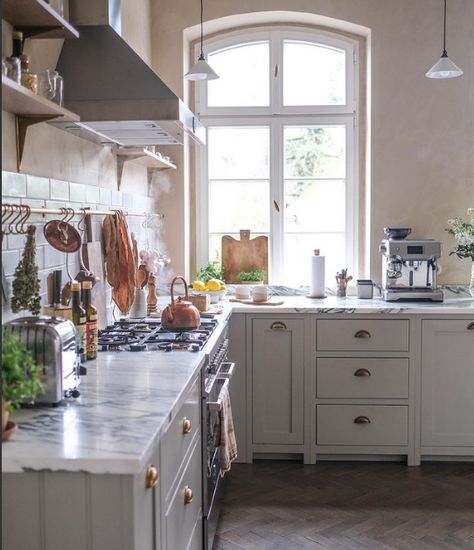 40 Unique Kitchens Without Upper Cabinets - Decoholic Kitchen Without Upper Cabinets, Kitchens Without Upper Cabinets, Devol Kitchens, Kitchen Clutter, Simple Furniture, Elegant Kitchens, Shaker Kitchen, Upper Cabinets, Old Kitchen