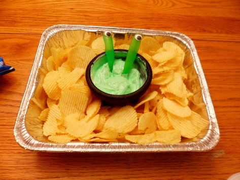 A fun way to serve alien themed chips and dip. Dip Cookies, Alien Birthday Party, Futuristic Theme, Ben 10 Party, Kids Halloween Food, Alien Party, Alien Halloween, Chips And Dip, Best Party Food