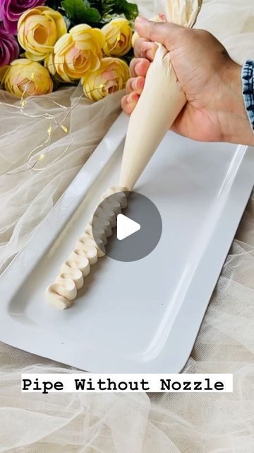 Cake Decoration Hacks, Piping Techniques Without Nozzle, Piping Without A Tip, Cake Decorating Hacks Tips And Tricks, Easy Piping Techniques For Cakes, Simple Piping Cake, Easy Cake Piping, Frosting Piping Techniques, No Piping Bag Hack