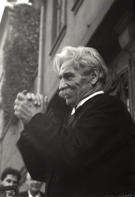 Albert Schweitzer (14 January 1875 – 4 September 1965); German - French theologian, organist, philosopher, physician, and medical missionary. Albert Schweitzer, Famous Poets, State Of Grace, Real Hero, Nobel Prize, Doctor Medical, High Society, Special People, Bw Photo