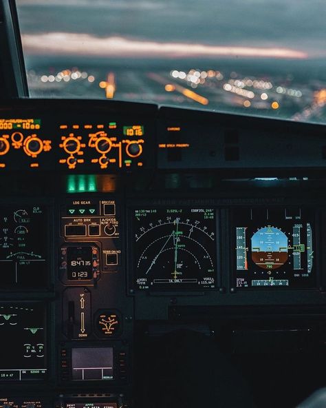 Boeing 737 Cockpit, Aviation Education, Jet Privé, Airplane Wallpaper, Pilots Aviation, Iphone Wallpaper For Guys, Aviation World, Airplane Photography, Boeing Aircraft