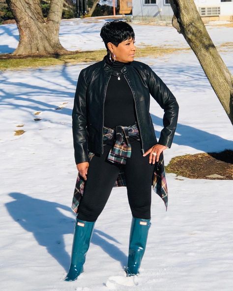 Leggings And Rain Boots Outfit, Leggings And Duck Boots Outfit, Thanksgiving Outfit 2023 Black Women, How To Style Duck Boots With Leggings, How To Style Flannel Shirt Black Women, Flannel And Rain Boots, Fall Looks For Black Women, Black Ankle-high Rain Boots For Winter, Hunter Boots Outfit