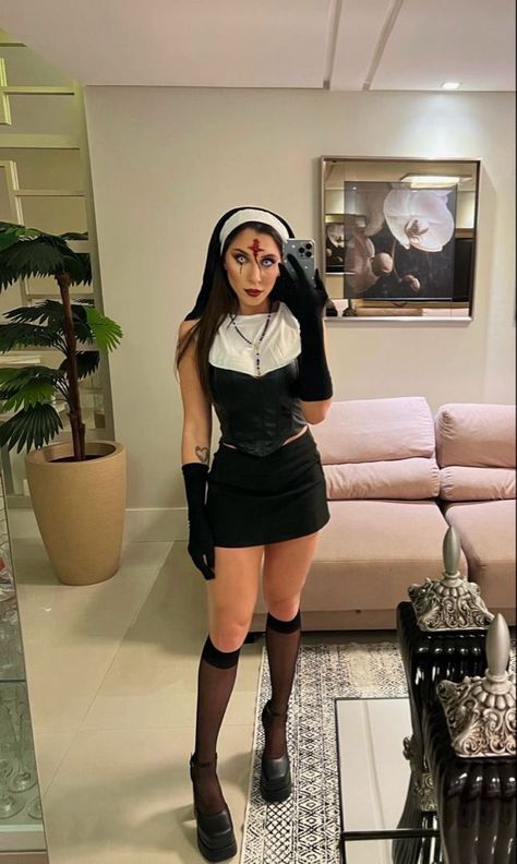 Easy Black Costume Ideas, Halloween Costumes Midsize, Halloween Costumes Black Skirt, Halloween Costumes With Black Skirt, Black Skirt Halloween Costumes, Halloween Costumes Black Dress, All Black Halloween Outfit Costumes, Halloween Solo Costumes, Nun Halloween Costume