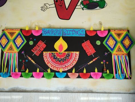 Selfie Point For Diwali In School, Diwali Board Ideas For School, Diwali Craft For Board Decoration, Diwali Class Board Decoration, Happy Diwali Decoration Ideas, Diwali Craft For School Decoration, Classroom Diwali Decoration, Soft Board Decoration For Diwali, Diwali Stage Decoration In School