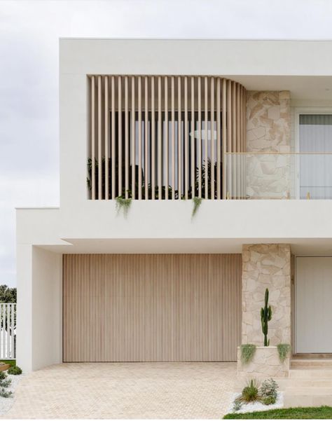 Modern Coastal Exterior, Japandi Exterior, Byron Bay House, Cobblestone Driveway, Mediterranean Homes Exterior, Palm Springs House, Stone Cladding, Beach House Interior, Timber House