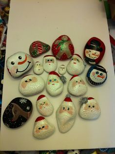 Christmas painted rocks Christmas Rocks, Christmas Rock, Rock And Pebbles, Rock Ideas, Decoration Originale, Stone Crafts, Rock Painting Art, Pebble Painting, Rock Crafts